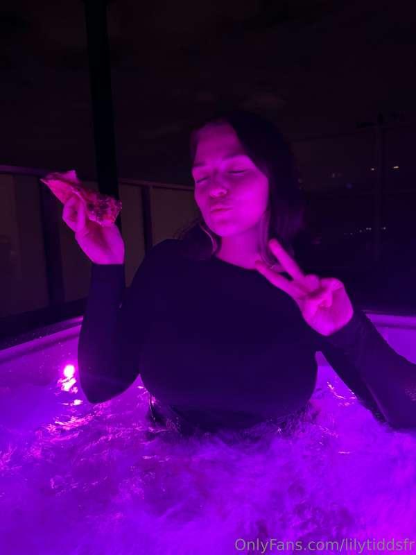 ye i’m in long sleeve in jacuzzi @lilytidds