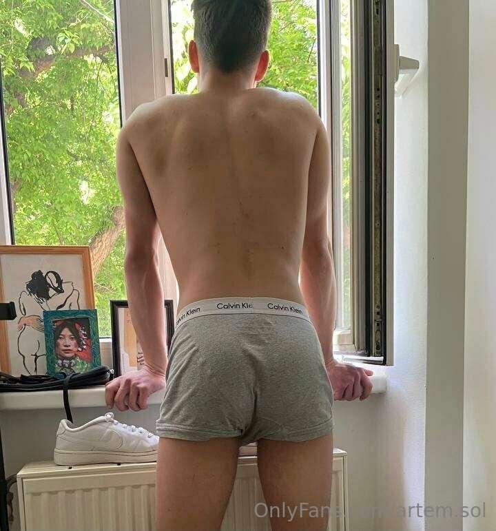 Who wants to snuggle up behind?😈💦