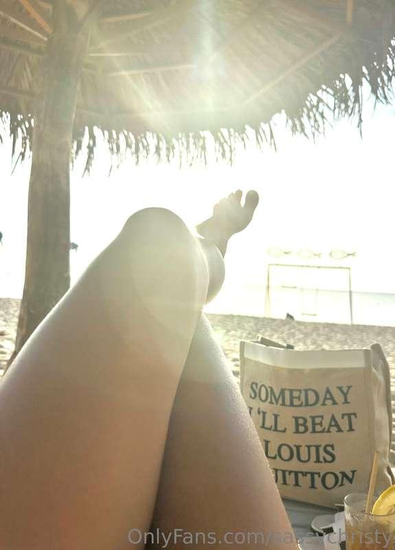 tanning my pussycat here daddy😻🤭 who wants to see tanned pus..