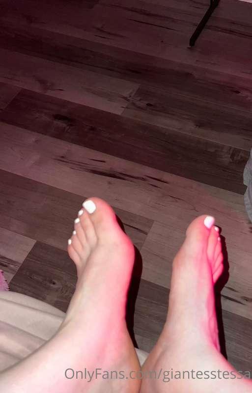 also dropping some spoils for my feet lovers 🤤 Could use a f..