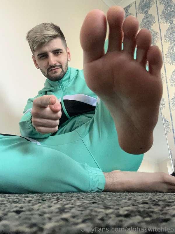 Get nice and weak for my sweaty soles boy 😈😜😈