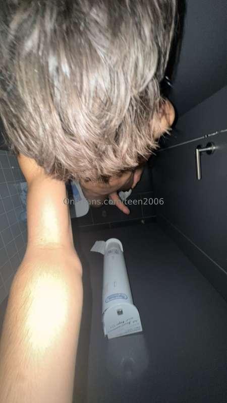 Fancy coming to the toilet with me baby😈? 