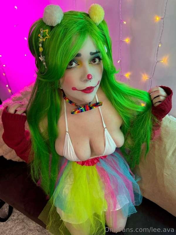 Clown titty alert 🚨 :o) Just some… More images… Are there co..