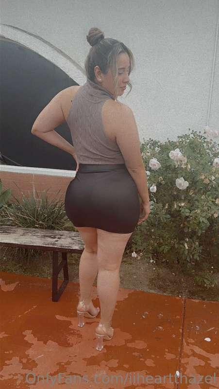 Swipe to lift my skirt papi 🥵