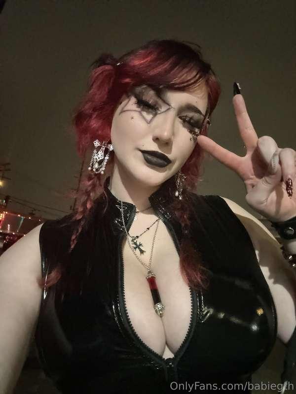 Don't forget to come message me I reply daily 💕