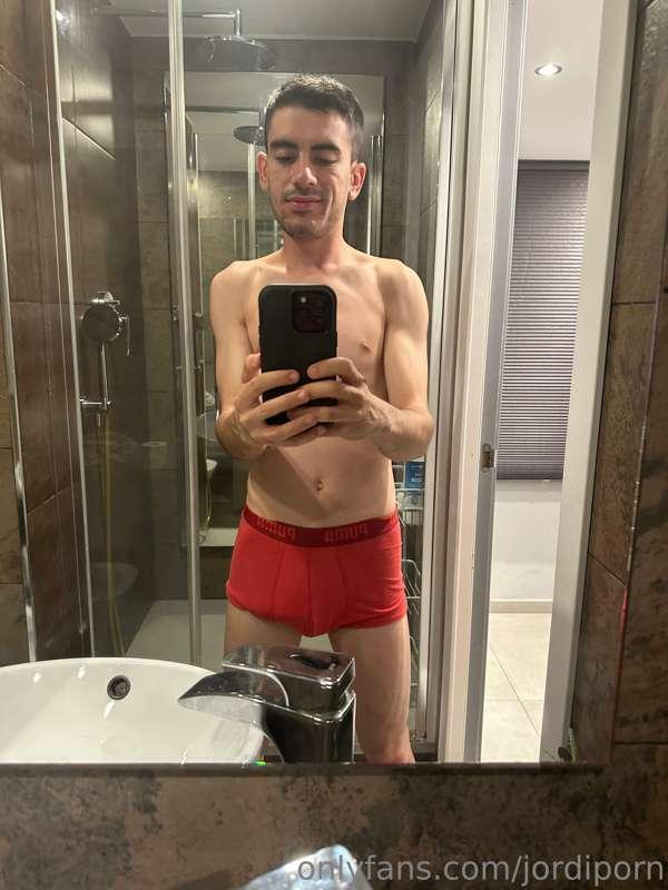 Hoy me he puesto mis calzoncillos rojos… 🔥 ¿Cuál es tu color..