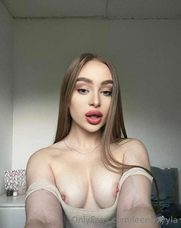 BIG JUICY BOOTY @celiareina DEMAND DADDY'S SPANKING😈 ASAP🔞

..