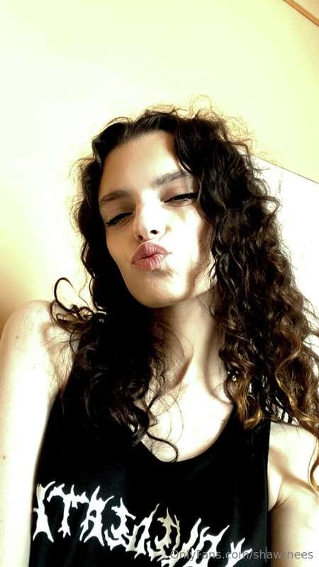 I send you a kiss, I'm in a good mood and I want to share it..
