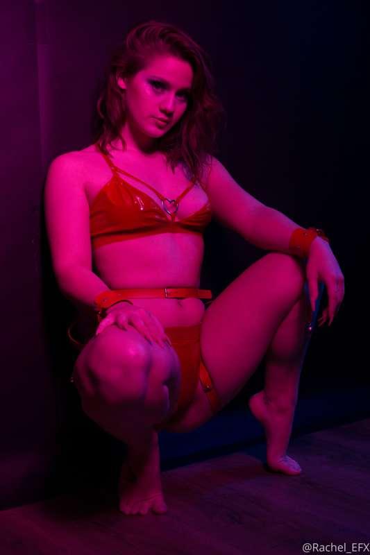 Want some more red latex? As you wish 😏 

This set includes ..