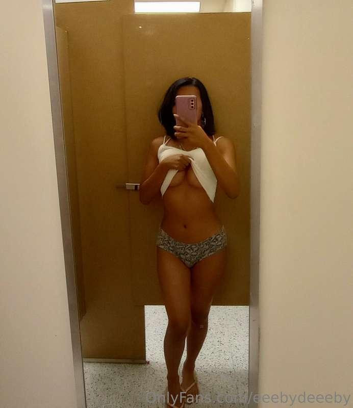 Quick pic while shopping with friends ♥️
