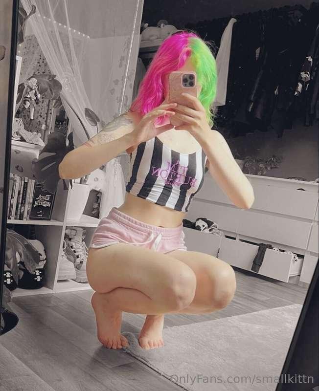 Today there is another mirror selfie 🩷💚