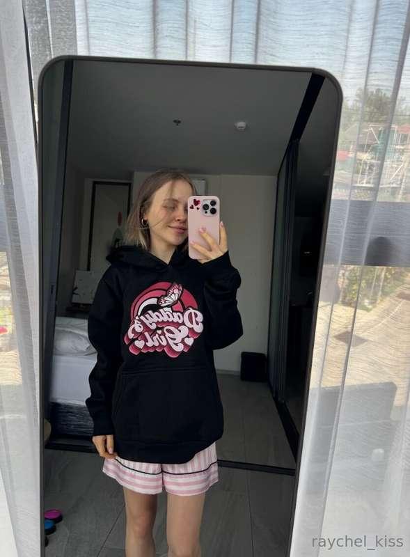 Whose girl is so pretty taking pictures in the mirror? 😋🤭✿･:..