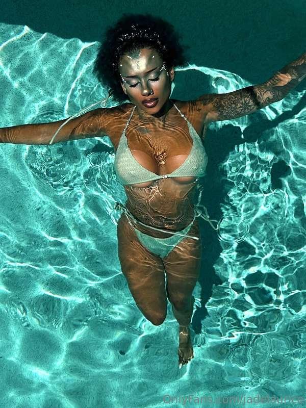 Let me lure you into the water and do bad things to you 😈🧜🏾‍..
