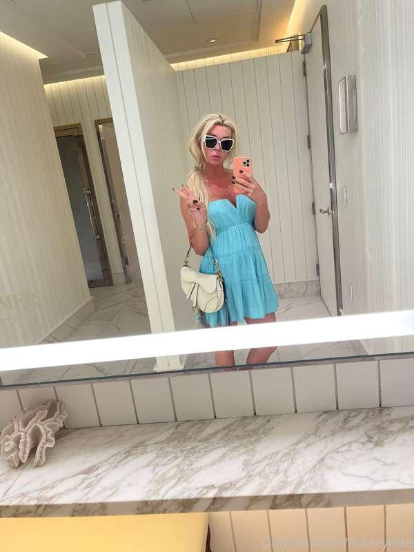 Hope the wind doesn't blow my dress up 💙 I'm not wearing pan..