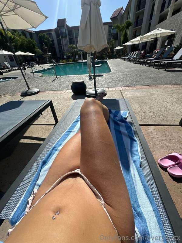 A little sunbathing to kick my day off right 😃 