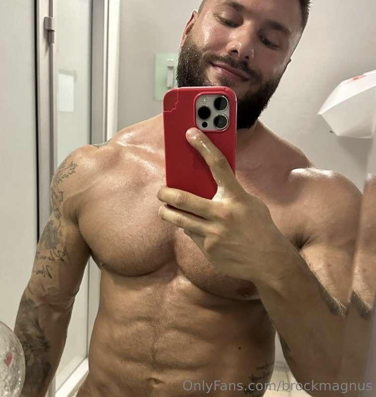 When you realize it’s arm day, but your thoughts are all abo..