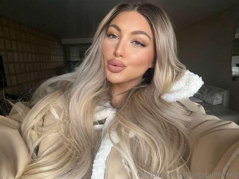 Sending you loads of kisses today💋