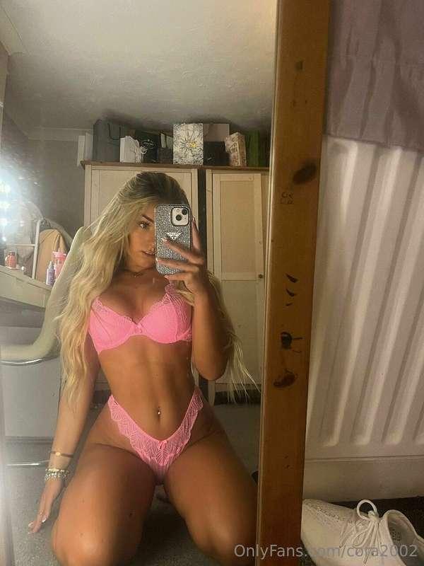 Who’s staying up with me ? 👅