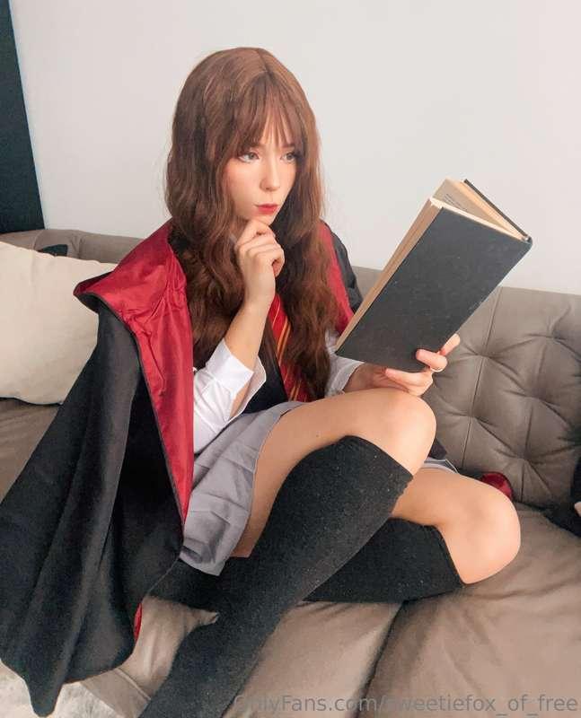 See more of me in my Hogwarts cosplay on my other page 😘http..