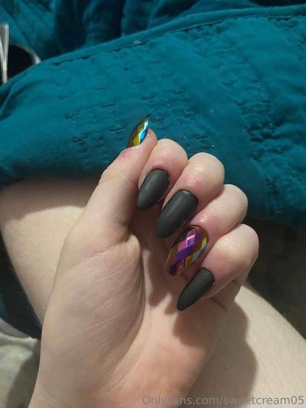Got some new press ons! 💎Feeling a little better recently, b..