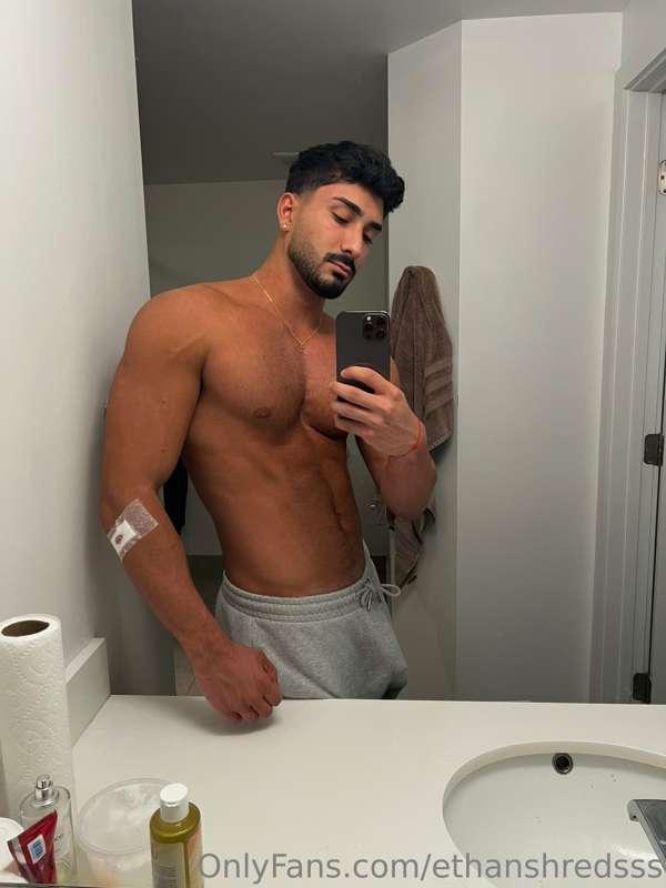 Cut my arm earlier how’s everyone’s day? 😝