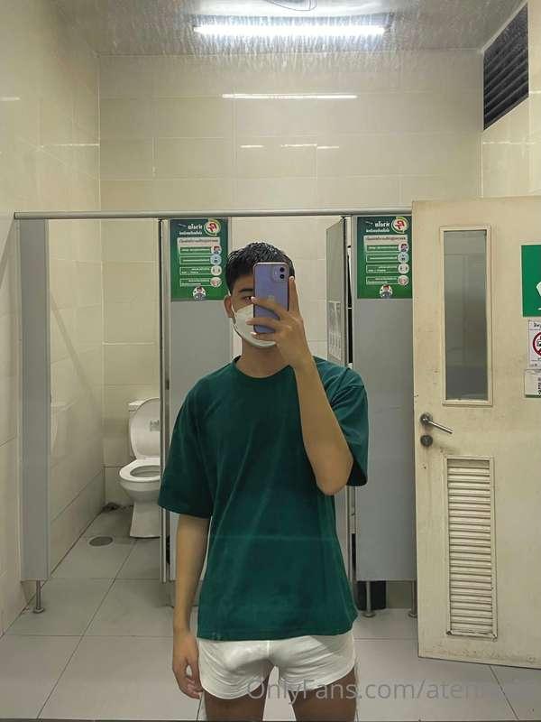 วันก่อนฝนตกเปียกหมดเลย ต้องแวะแก้ผ้า ตากให้แห้งรอฝนหยุด แต่ม..