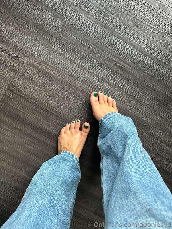 who's sticking my fresh pedi in their mouth first??👣🐾💗😈
