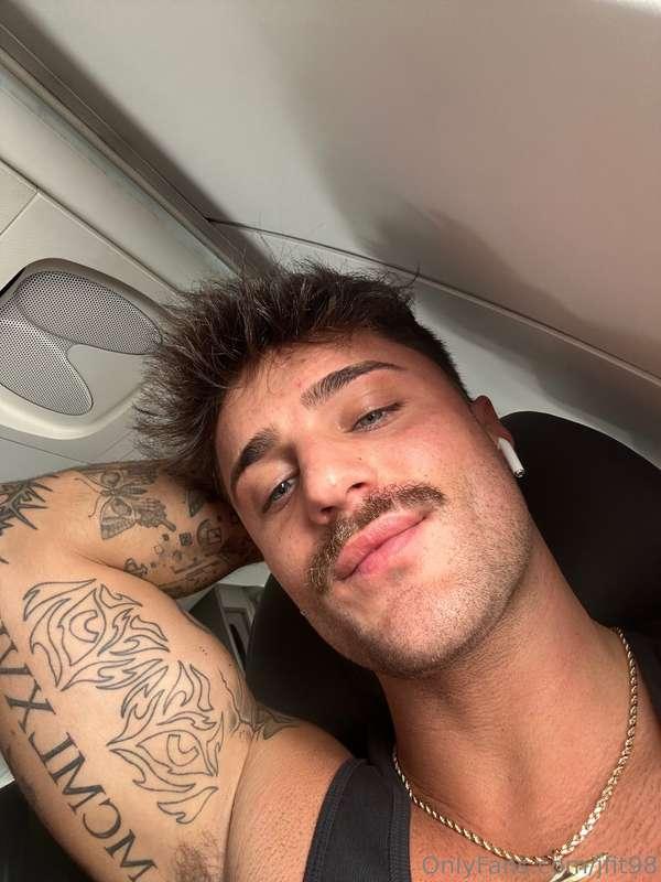 snakes on a plane 😈 was drunkk af yesterday who wants some o..