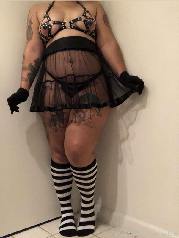 Do you like my new striped knee high socks? 🖤🤍