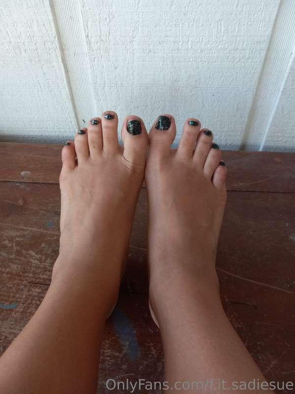 I'm not the best toenail painter but I think it looks cute i..