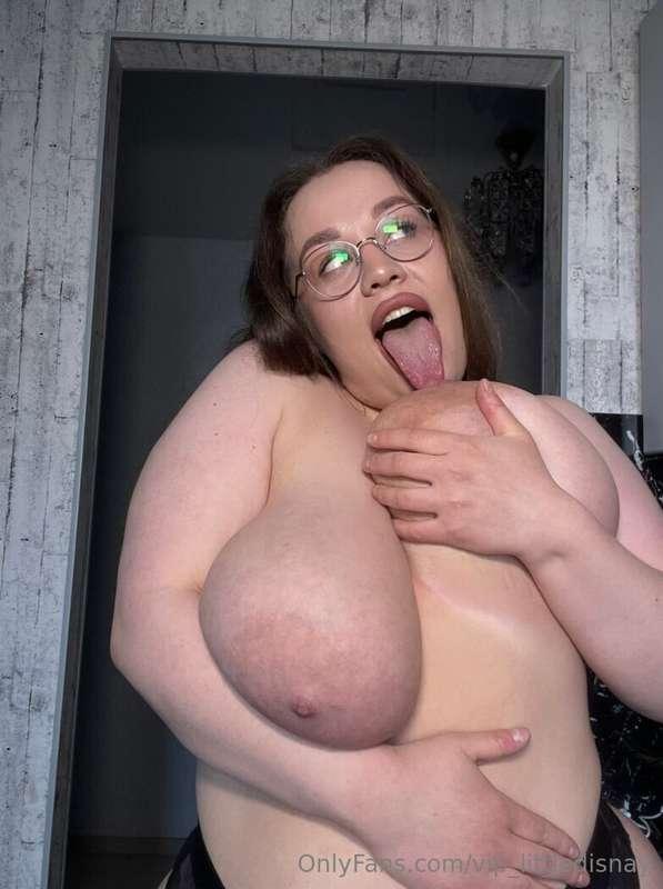 This babe @marykolinz with huge tits🍒 and ass 🍑 loves hard c..