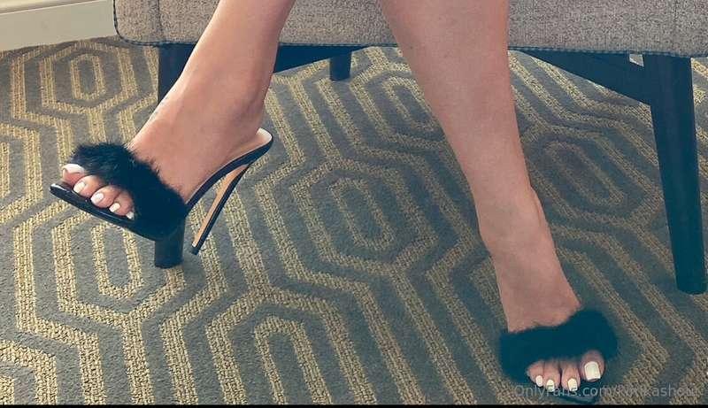 These girls really enjoy being sucked on🍇