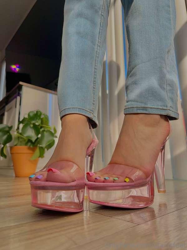 High heels up close💗