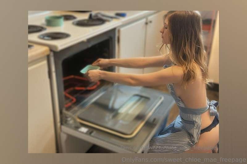 Cum see whats under my apron… 🙈🤍 sub to my VIP to see now..