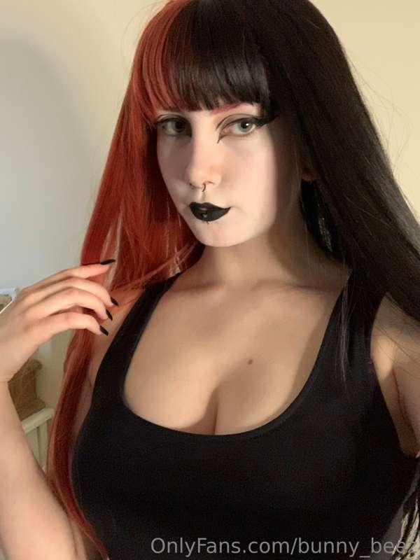 Who likes goth girls in fishnets? 
Tip $5 for a slow motion ..