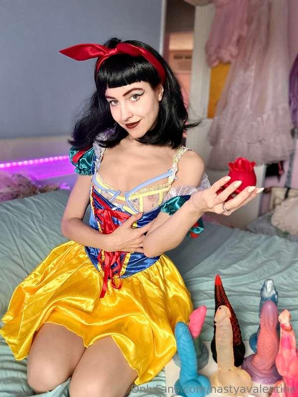 Have you heard the story of Snow White and the 7 Dicks? 🍎 🖤