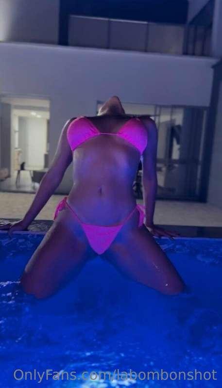 Que rico tenerte conmigo en medio de mis piernas, besándome ..