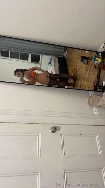 Just bought myself a new outfit 😩😩🍑