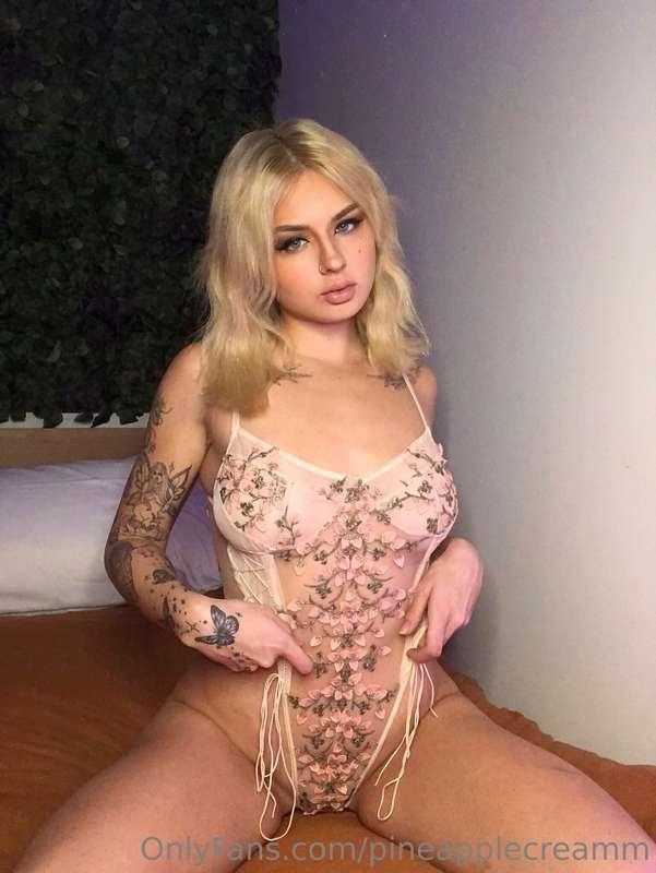 I know you wanna see me take this off Daddy😏 Cum watch me in..