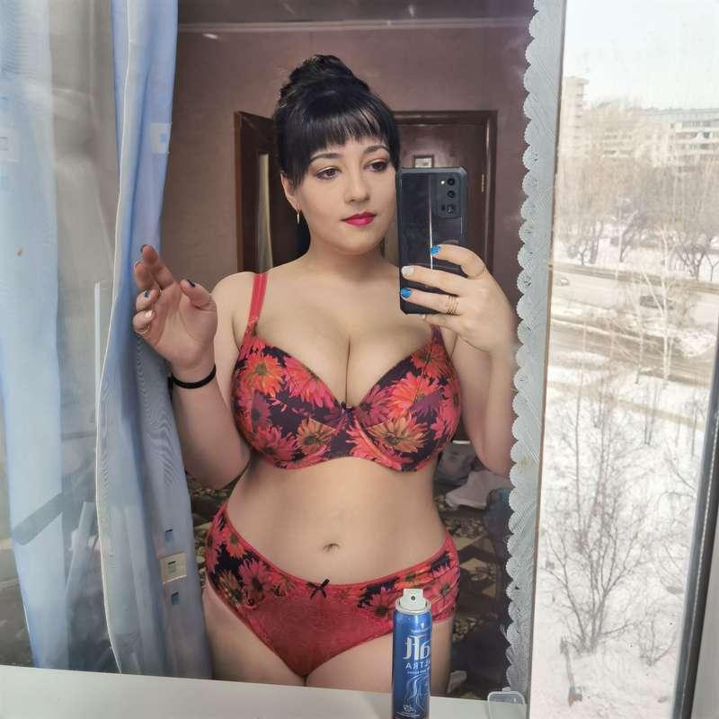 A couple of selfies in orange lingerie 😋