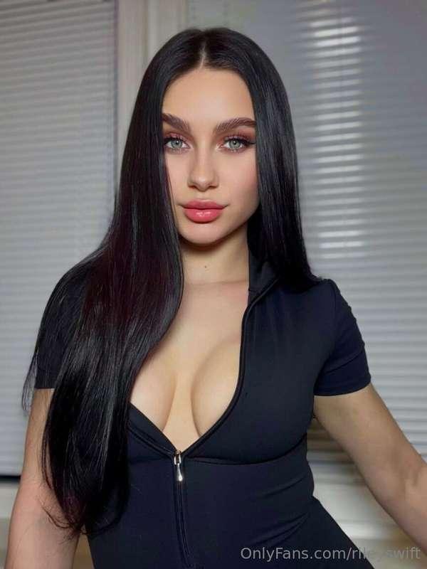 🍓 Sweet & innocent on the outside… your personal slut inside..