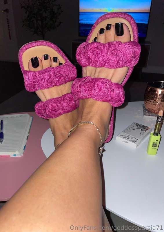 Happy Toesday 🩷🖤Onlyfans.com/sexyfeet47