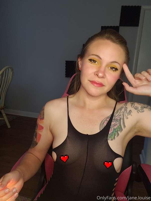 I took some pretty shots tonight in an old outfit I have and..