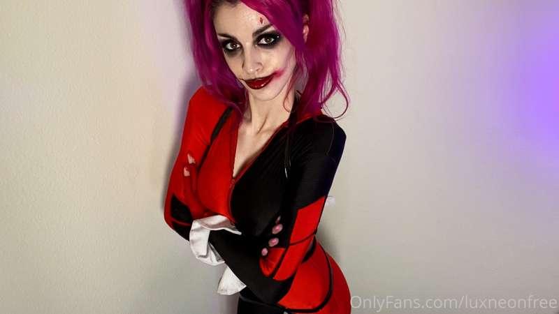 "HARLEY QUINN JOI" In her original spandex costume, Harley Q..