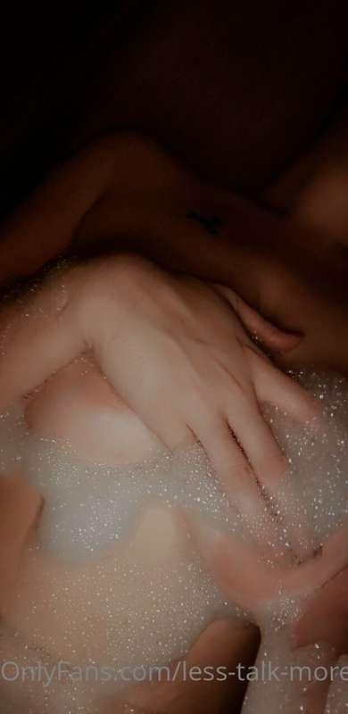 Small bath set 💦 hot water, and an even hotter goth bitch 🖤😈