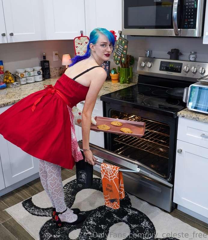 50s pinup housewife set! Full nudity, no censorship! Short v..