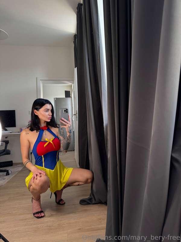 😏 Did I choose a good costume for the New Year's party? 😋