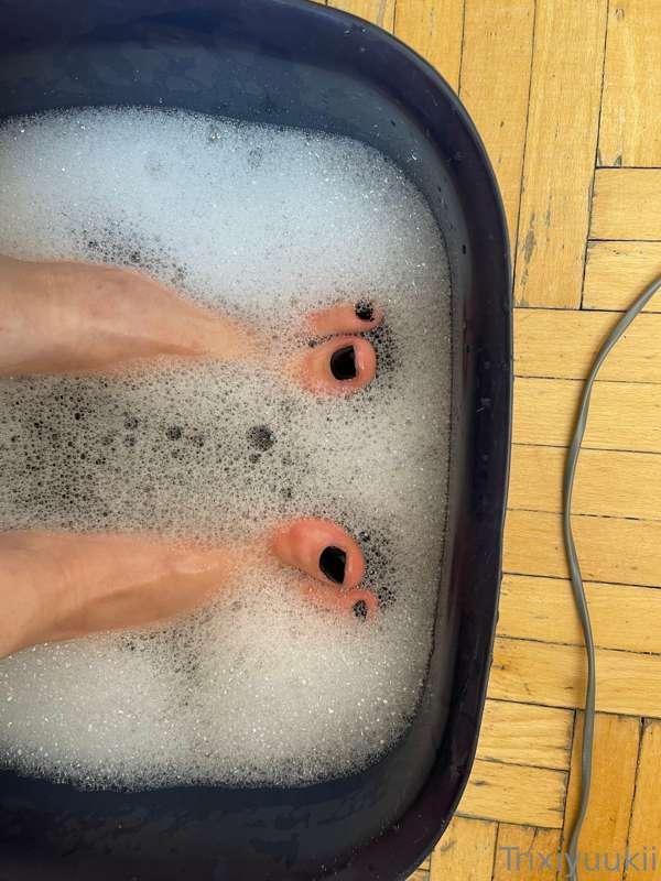 A Full pedicure, toenail painting 🖤🖤
~~~
Egy teljes pedikűr,..