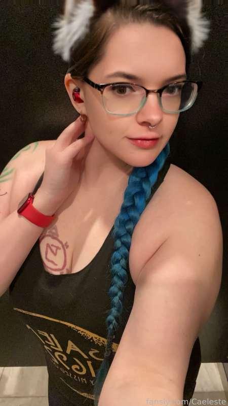 Been missi the gym. Sorry for the lack of posts. I moved and am currently looking for a place, so I’ve been busy. But content will pick back up once I get settled. #gym #workout #selfies #lactation #lactating #hucow