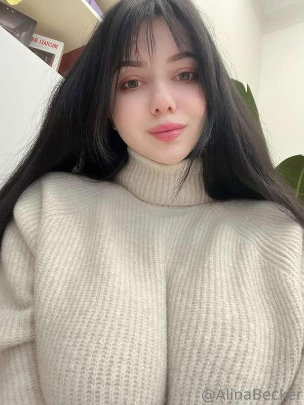 Time to wear warm and cosy sweaters (o˘◡˘o) ❄️